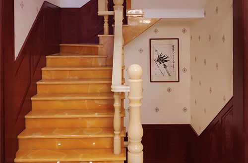新兴中式别墅室内汉白玉石楼梯的定制安装装饰效果